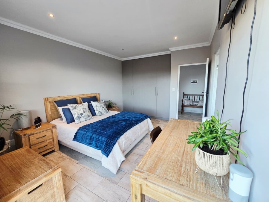 6 Bedroom Property for Sale in Glentana Western Cape